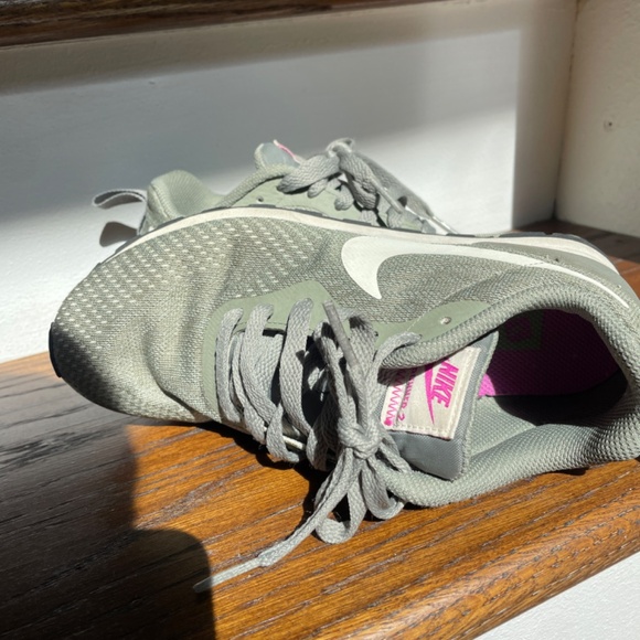 Nike shoes - Picture 2 of 4